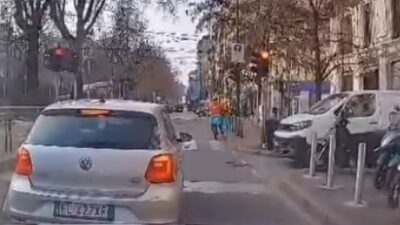 Bonde sai dos trilhos no coração, atinge prédio e deixa rastro de destruição; Veja vídeo