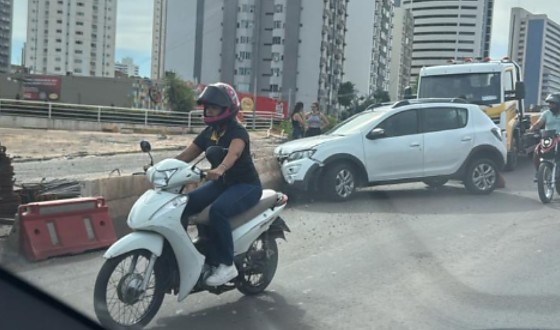 Acidente em trincheira da Miguel Sutil gera congestionamento intenso durante as obras em Cuiabá; veja vídeo