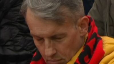 Torcedor do Bayer Leverkusen é flagrado dormindo durante jogo no Campeonato Alemão; veja vídeo