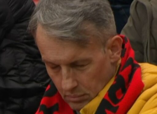 Torcedor do Bayer Leverkusen é flagrado dormindo durante jogo no Campeonato Alemão; veja vídeo