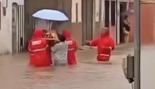 Bombeiros resgatam idosa de 97 anos após alagamento e cidades entram em alerta; Veja vídeo