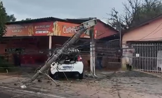 Temporal derruba poste e atinge carro em Várzea Grande; veja vídeo