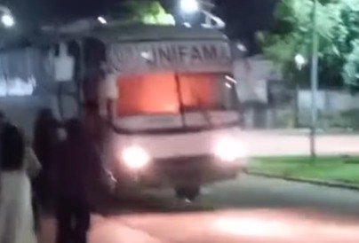 Ônibus com universitários pega fogo em Matupá; veja vídeo