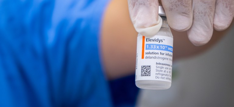 Menino de Tangará da Serra inicia exames nos EUA para estudo inovador contra doença rara; veja vídeo