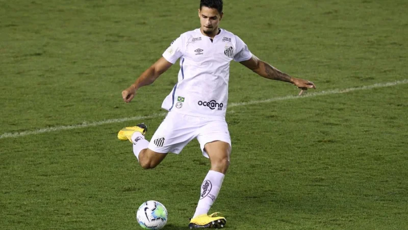 VÍDEO: Santos repatria Lucas Veríssimo por R$ 24,6 milhões e assina contrato de três anos