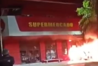 Incêndio destrói supermercado e moradores ajudam a salvar mercadorias; Veja vídeo