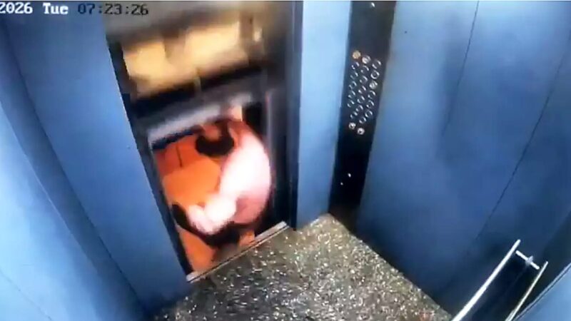 Homem escapa por segundos de ser esmagado após falha em elevador; veja vídeo
