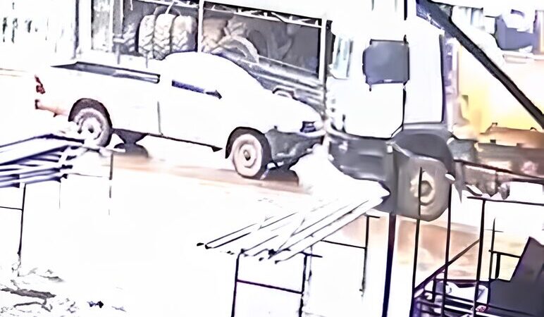 Caminhão da prefeitura bate em Hilux em Campos de Júlio; veja vídeo