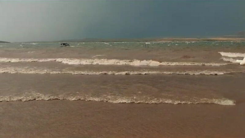 Água invade barco no Lago do Manso em Chapada dos Guimarães; Veja vídeo