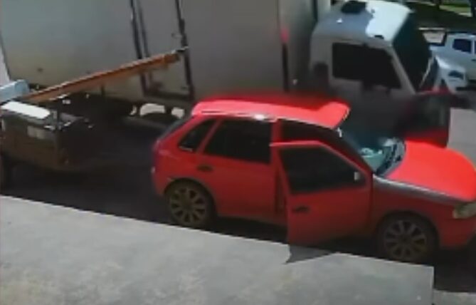 Homem é atingido por caminhão em alta velocidade ao tentar entrar em carro estacionado; veja vídeo