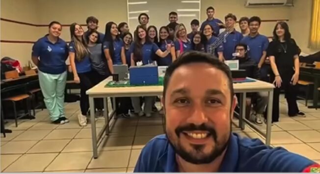 Turma surpreende professor com encenação emocionante e convite especial; veja vídeo