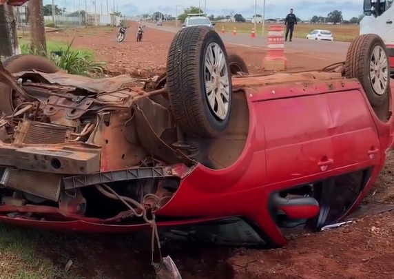 Homem capota carro e fica preso entre as ferragens em Tangará da Serra; veja vídeo