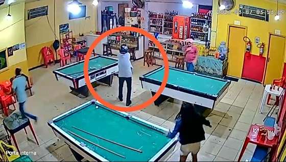 Câmera registra momento em que homem entra em bar e dispara contra clientes em MT; veja vídeo