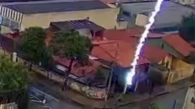 Raio atinge casa durante temporal e câmera de segurança registra momento do impacto; Veja vídeo