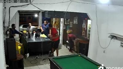 Homem arremessa cadeira e em outro cliente do bar e provoca confusão em Cuiabá; veja vídeo