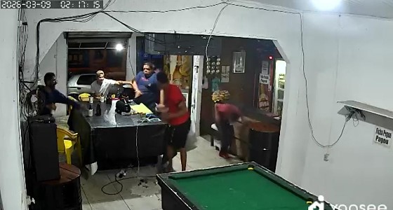 Homem arremessa cadeira e em outro cliente do bar e provoca confusão em Cuiabá; veja vídeo