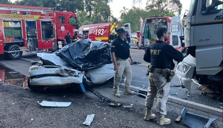 Colisão frontal entre um carro e uma carreta deixou um homem morto e uma mulher gravemente ferida; veja vídeo