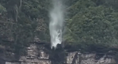Ventos fortes fazem água subir e criam efeito raro em cachoeira; Veja vídeo