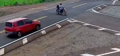 Carro atinge motocicleta em rotatória e motociclista morre em Nova Xavantina; veja vídeo