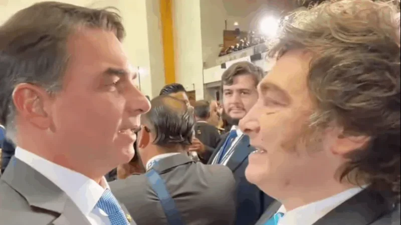 Flávio Bolsonaro encontra Javier Milei em posse no Chile e agradece decisão da Argentina sobre refúgio político