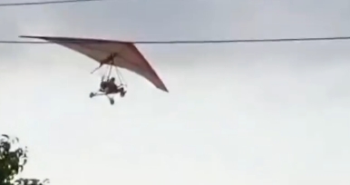 Ultraleve bate em fios de energia e assusta moradores; Veja vídeo