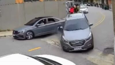 Adolescentes se envolvem em acidente de trânsito e câmera registra o momento; Veja vídeo