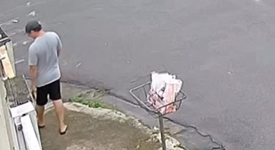 Câmera flagra vizinho deixando cachorro sujar porta e moradora decide devolver surpresa; Veja vídeo