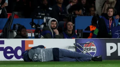 VÍDEO: Uefa abre investigação após jogador do Chelsea empurrar gandula em jogo da Champions