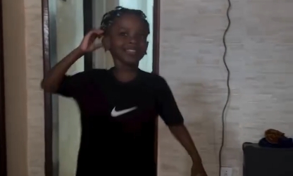 Menino surpreende pai com tranças iguais às dele e se emociona; Veja vídeo