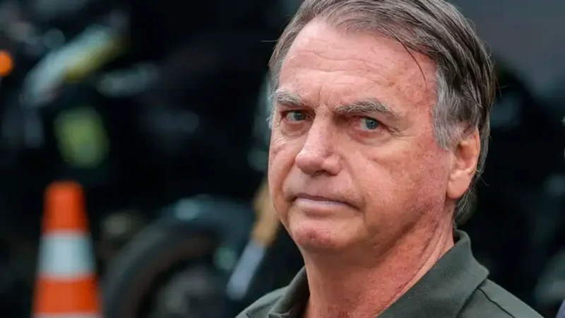 Bolsonaro passa mal na prisão em Brasília, recebe atendimento e segue para hospital na capital; veja vídeo