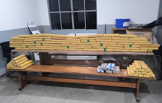 PM intercepta caminhonete, apreende 132 tabletes de drogas e prende suspeito em MT; veja vídeo