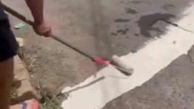 Moradores tentam resolver falta de sinalização, mas erro ao pintar “pare” vira motivo de risadas; Veja vídeo