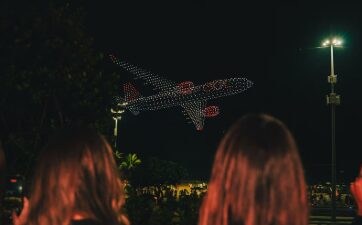 Companhia aérea anuncia novos voos internacionais com espetáculo de drones no céu; veja vídeo
