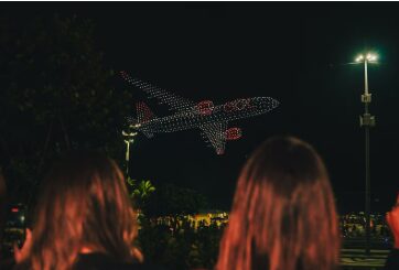 Companhia aérea anuncia novos voos internacionais com espetáculo de drones no céu; veja vídeo