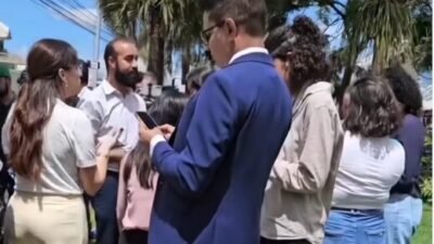 Vídeo de jornalistas comentando possível morte de Bolsonaro em frente a hospital viraliza e gera forte reação nas redes; veja vídeo