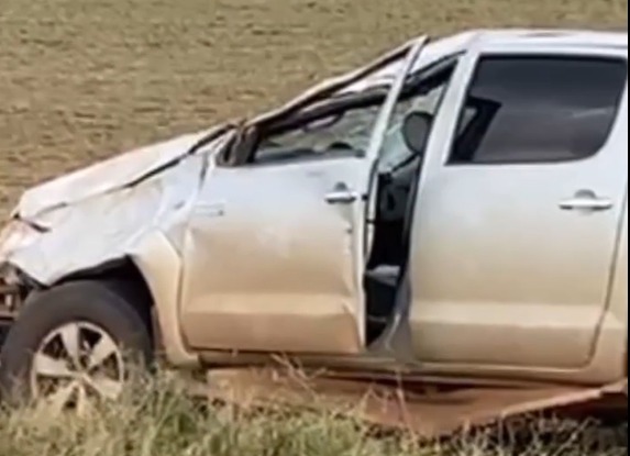 Caminhonete sai da pista e capota mais de 10 metros da rodovia em Primavera do Leste; veja vídeo