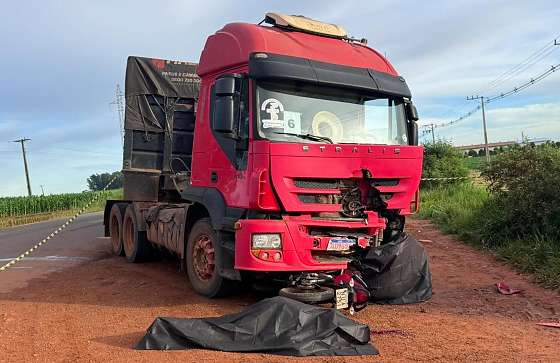 Acidente envolvendo motocicleta e caminhão mata dois homens na BR-364; veja vídeo