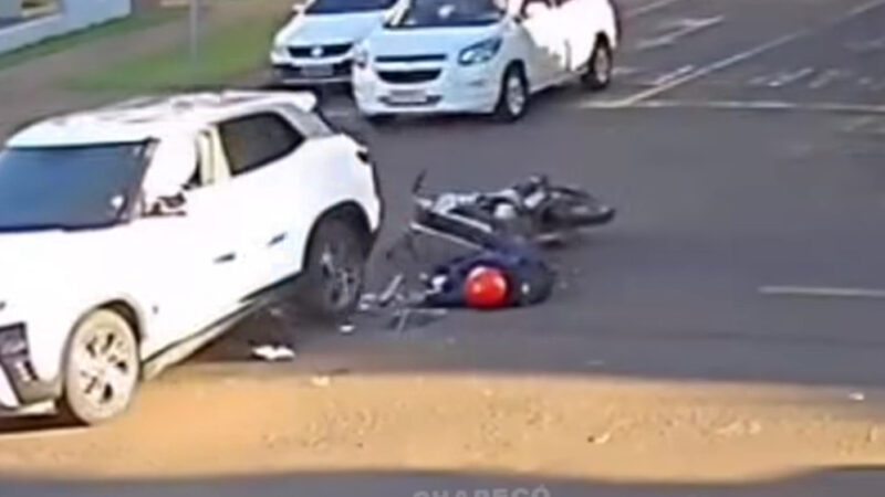 Câmera registra acidente que terminou com a morte de jovem em cruzamento; Veja vídeo