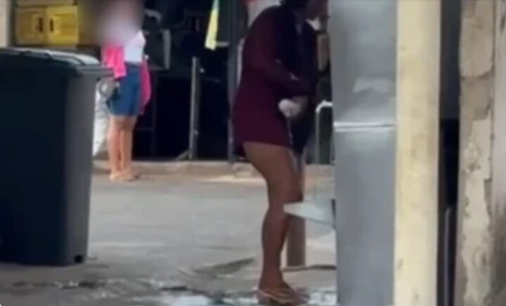 Mulher usa bebedouro público para lavar partes íntimas em evento e gera revolta nas redes sociais; veja vídeo