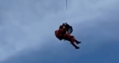 Bombeiros resgatam homem ferido em cachoeira de Formosa com auxílio de helicóptero; Veja vídeo