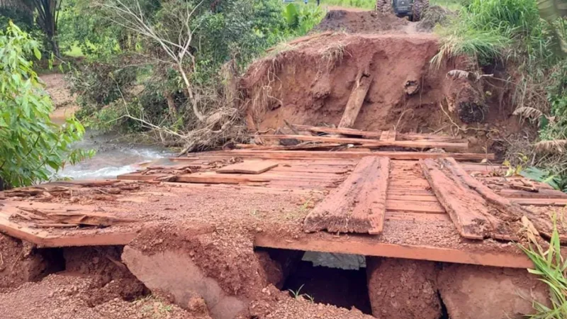 Chuvas destroem pontes e estradas e governo reconhece emergência em Peixoto de Azevedo; veja vídeo