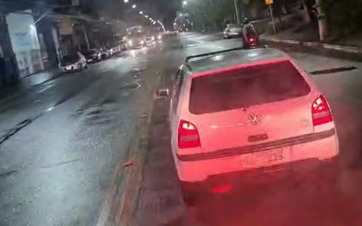 Motorista dificulta passagem de ambulância e paciente em estado grave morre logo após chegar ao hospital, veja vídeo