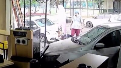 Carro liga sozinho e invade sorveteria em Rondonópolis; veja vídeo