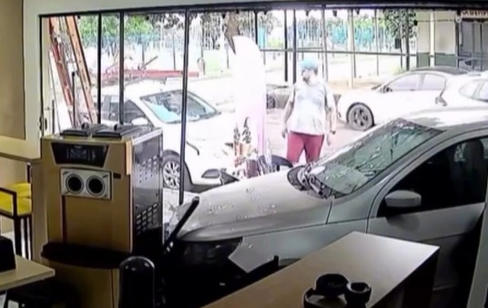 Carro liga sozinho e invade sorveteria em Rondonópolis; veja vídeo