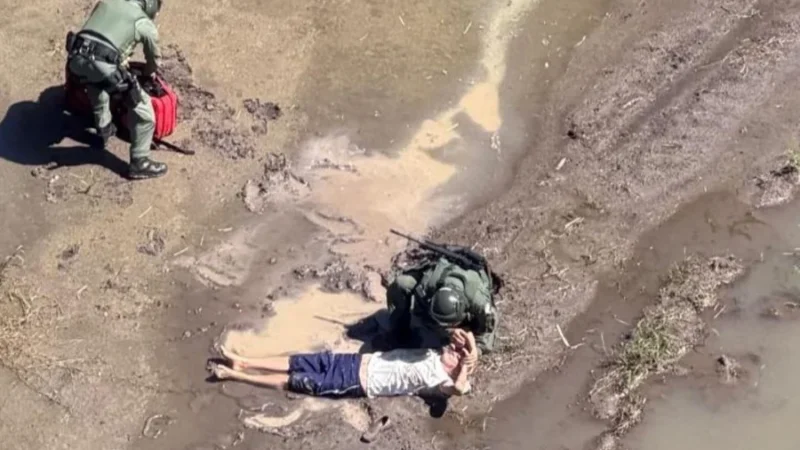 VÍDEO: Helicóptero da PM encontra idoso com Alzheimer desaparecido deitado na lama