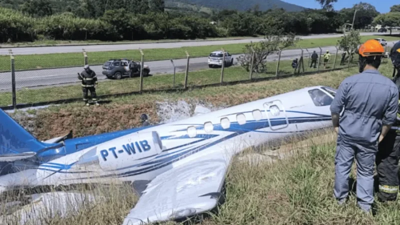 VÍDEO: Jato sai da pista durante pouso em aeroporto e bate em barranco