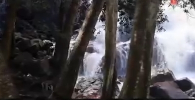 Homem morre após cair de cachoeira durante banho em área turística; Veja vídeo
