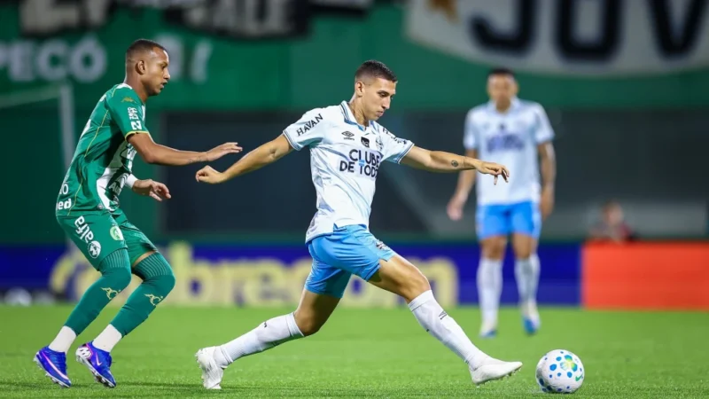 Falhas decisivas marcam empate entre Chapecoense e Grêmio no Brasileirão; veja os gols