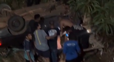 Carro perde controle e capota para fora da pista em Cuiabá; veja vídeo