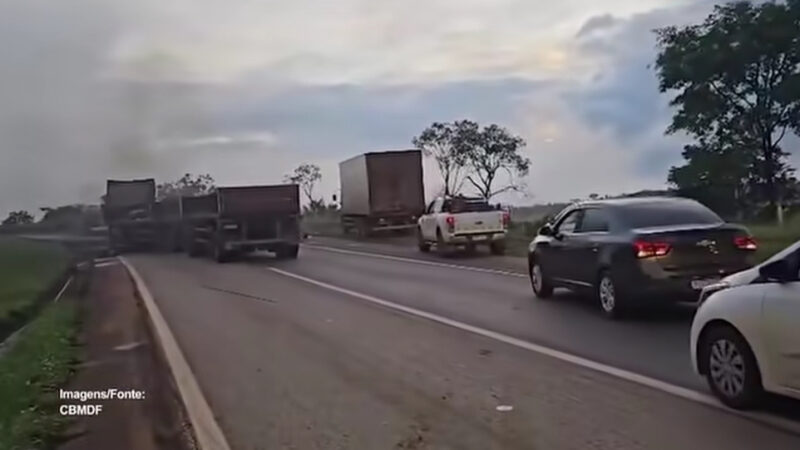 Carreta invade contramão, atinge outro veículo e deixa feridos na BR-060; Veja vídeo